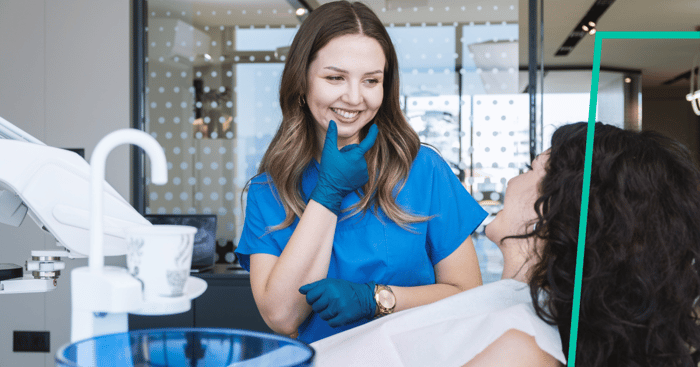 dentista donna con paziente