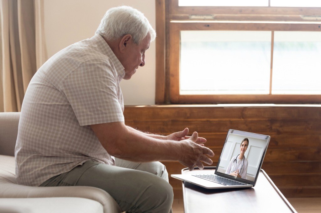 paziente anziano e fragile utilizza la telemedicina per farsi assistere dal suo dottore