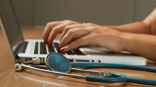 medico-usa-computer-acquisizione-pazienti-online