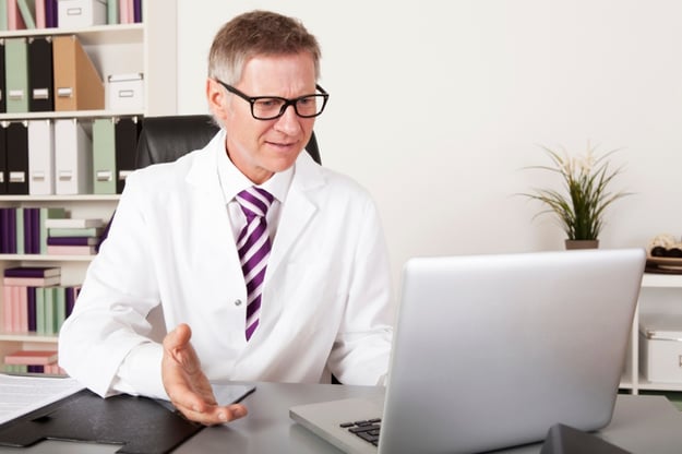 medico-con-computer-legge-recensioni-mediche-online