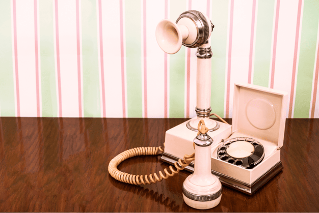 telefono vintage rosa su tavolo legno chiamata persa studio medico