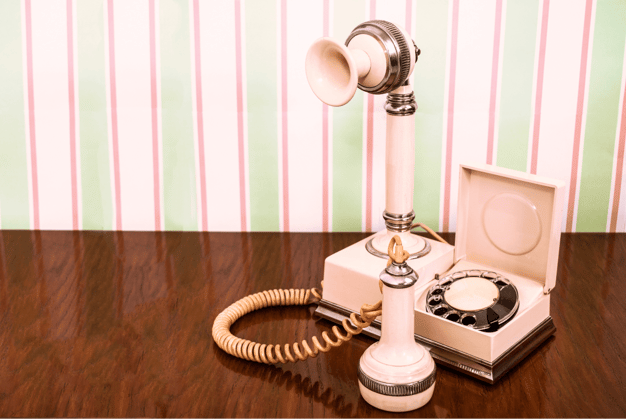 vintage_phone.jpg telefono vintage rosa su tavolo legno chiamata persa studio medico
